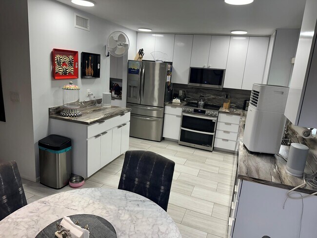 Foto del edificio - 7362 Woodmont Ct