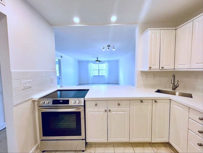 Building Photo - Large Updated 1 Bedroom 1.5 Bath Condo - Steps from Fort Lauderdale Beach!