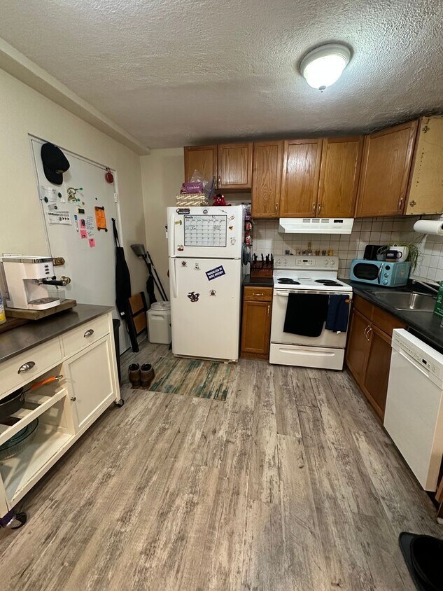 Building Photo - 2BR 1Bth unit. Heat/Hot Water included. Great location!