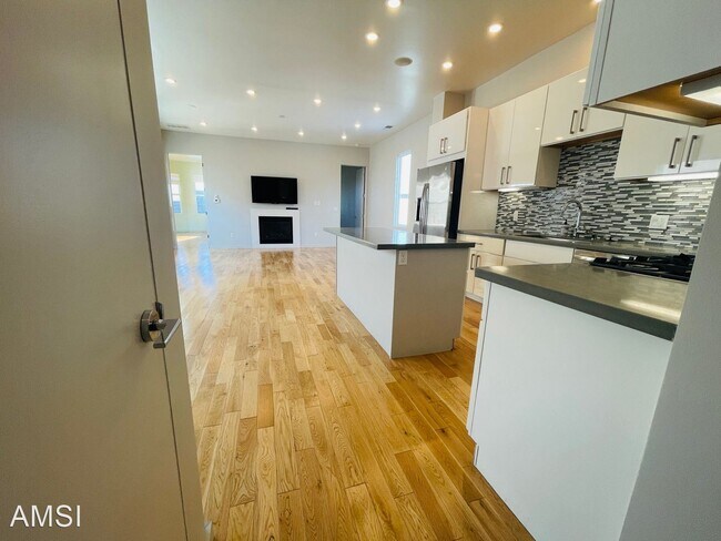 Building Photo - 2 br, 2 bath House - 1504 Jackson Street #2