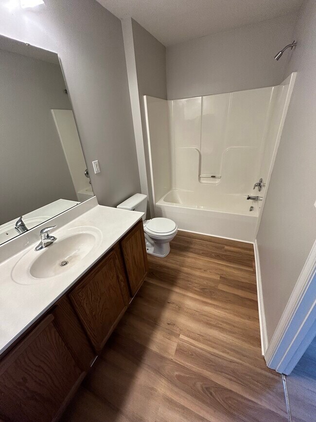 Primary bedroom ensuite - 317 Royal Dr