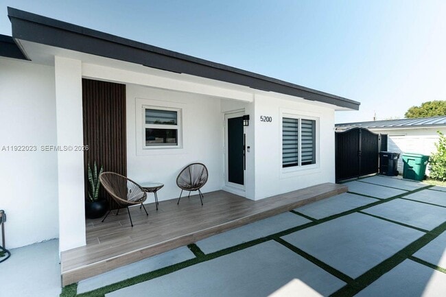 Foto del edificio - 5200 SW 114th Ct