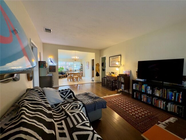 Building Photo - 16 Malaga Ave