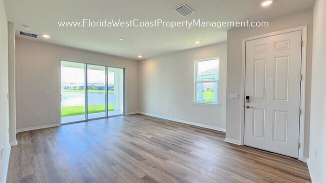 Foto del edificio - BRAND NEW! OUTSTANDING 3 BED/2 BATH VILLA ...