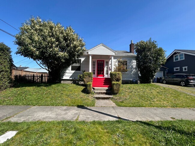 Foto del edificio - Stunning 2 bd 1 ba House with a basement a...