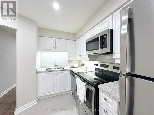 Building Photo - 17 Brookbanks Dr