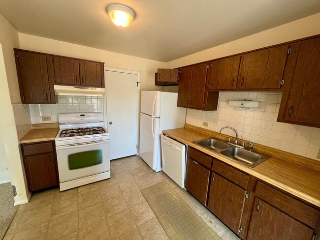 Building Photo - 1054 Deerpath Ct