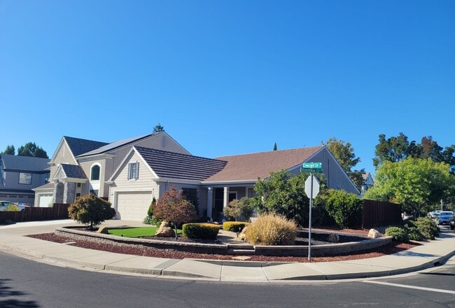 Foto del edificio - 1095 Crescent Dr