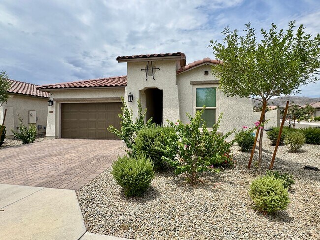 Foto del edificio - Beautiful 3 Bedroom 2 Bath Single Level Newer Built Home In Litchfield Park! Has Solar!