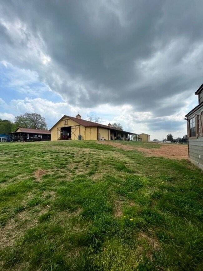 Foto del edificio - 7169 Strawberry Rd