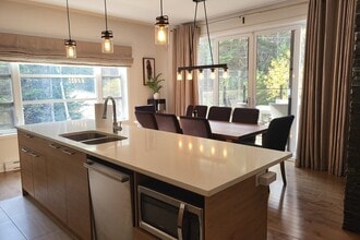 Building Photo - 305 All. Paisible