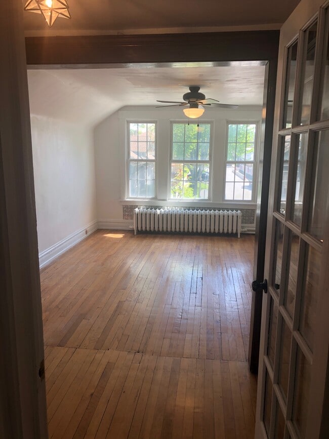 East-facing living room entry - 831 S Grove Ave