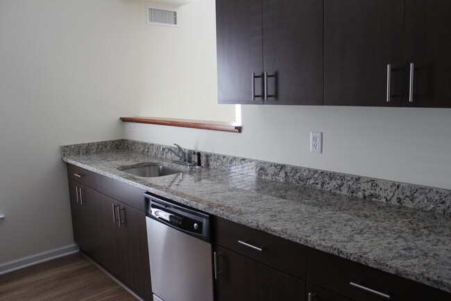 Encimers de granito - Flats at 520 - Open House 2/28 2-5 appt. only