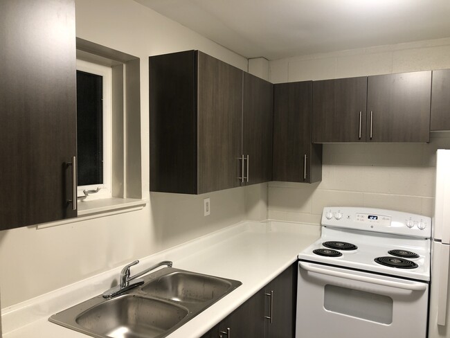 newer kitchen - 250 Morrison St