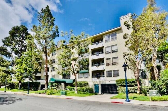 Building Photo - 1640 Tenth Avenue #407