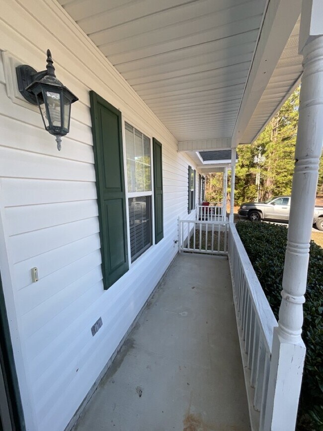 Building Photo - Charming 2 Bedroom, 2.5 Bath Townhome - 40...