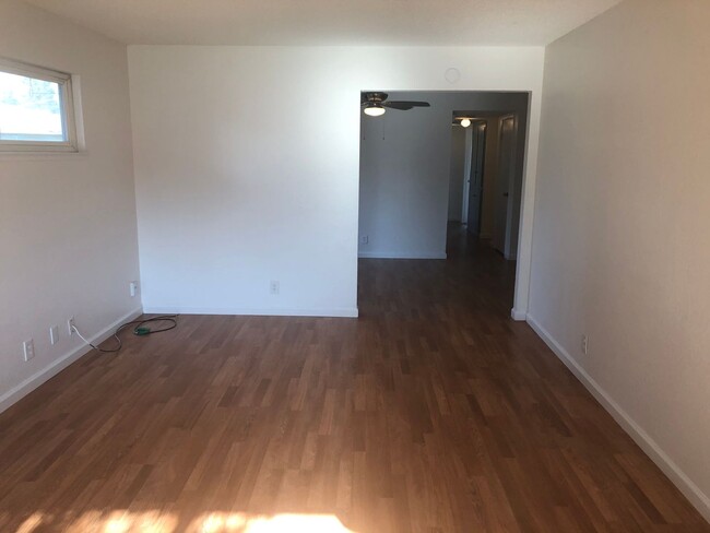 Building Photo - Large 3 Bedroom 2 Bath 1/2 Plex in Rancho ...