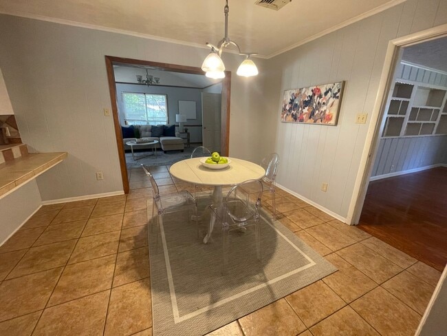 Building Photo - Large 4 Bedroom Home in Southern Hills