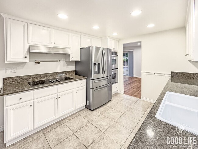 Building Photo - Stunning 5Bd/3.5Ba Home in Laguna Hills with a Pool and Elevator!