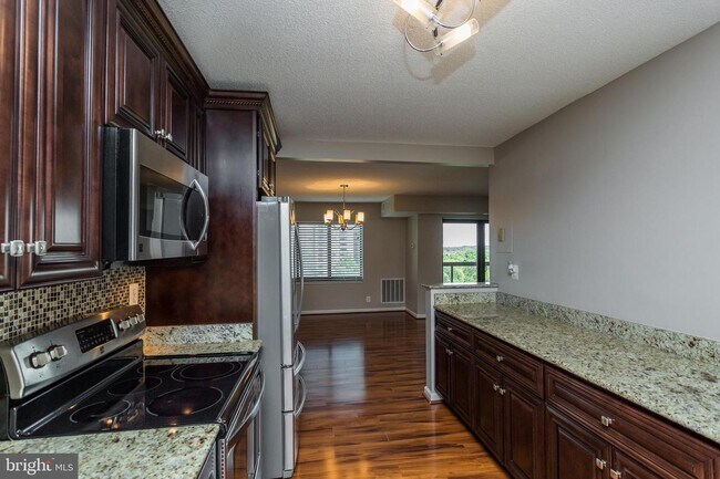Building Photo - 203 Yoakum Pkwy