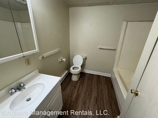 Building Photo - 2 br, 1 bath House - 147 W. Main St. Apt #4