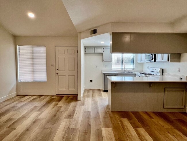 Building Photo - 817 Quail Ln