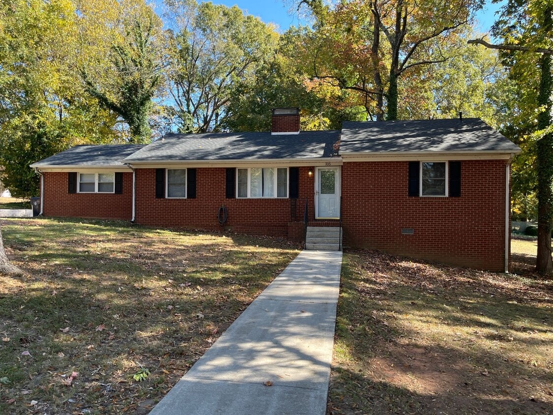 Foto principal - Charming 3-bedroom 1.5-bathroom brick home