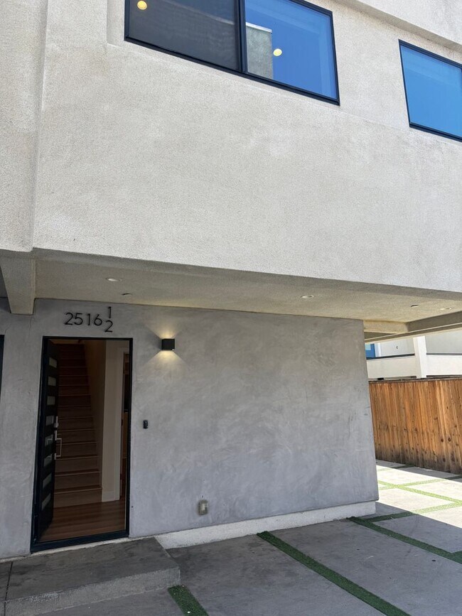 Foto del edificio - 2514 S Palm Grove Ave