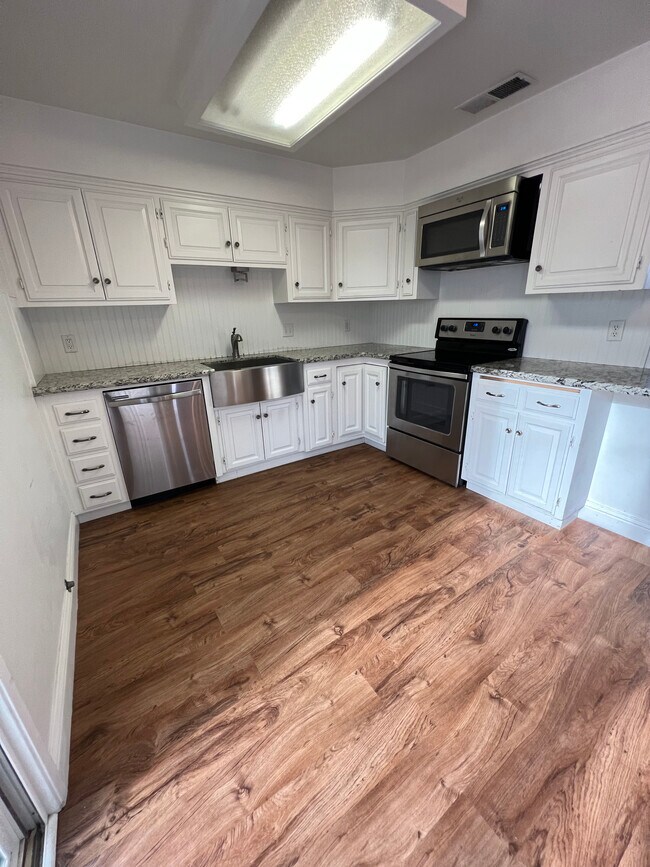 Building Photo - 152 N Pollasky Ave