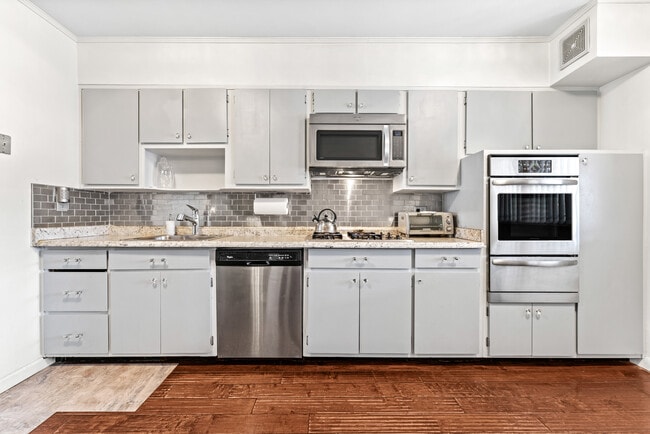 Building Photo - 1318 E 58th St