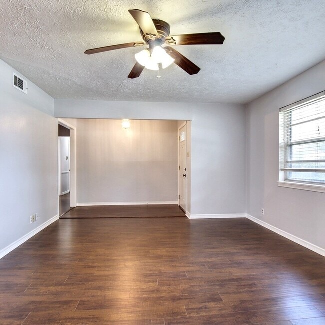 Building Photo - 708 James Dr
