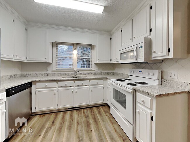 Foto del edificio - 4648 Forest Highland Dr