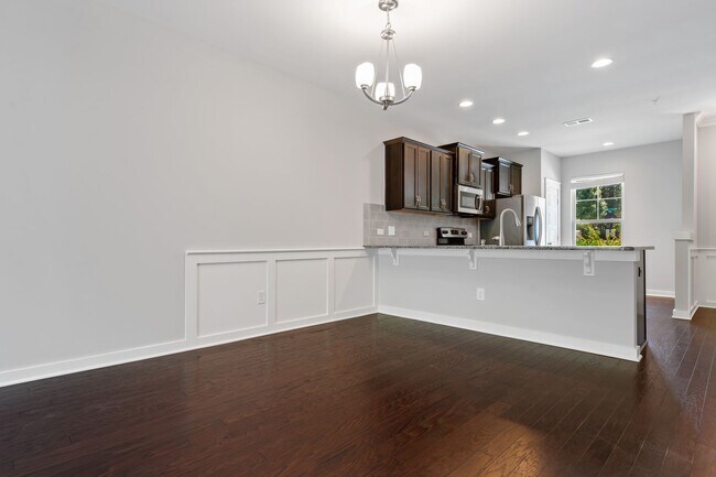 Foto del edificio - Freshly painted townhome at Lynn and Glenwood: Available Now!