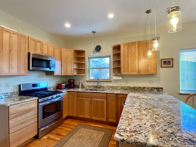 Foto del edificio - Furnished Downtown Black Mountain- Top Floor Unit with Roof Top Deck!