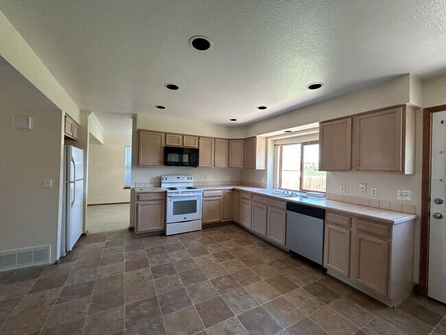 Building Photo - 1302 S Canoe Creek Drive