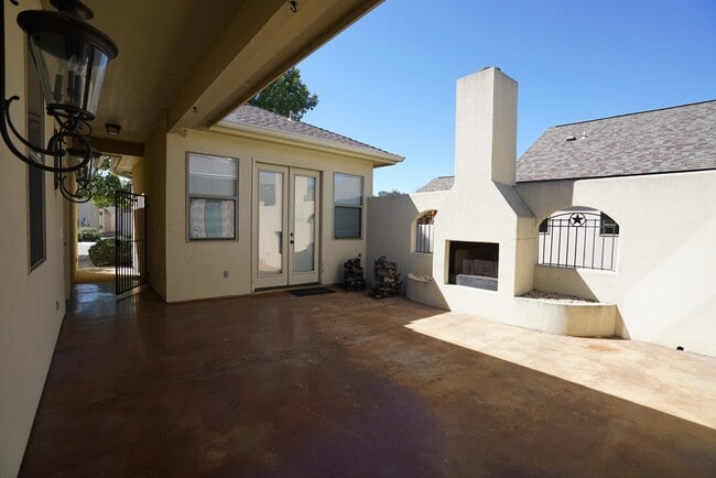 Building Photo - 2801 Indian Wells Dr E