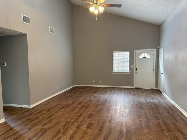 Foto del edificio - Spacious Duplex Living Near TAMUC with Attached 2 Car Garage!
