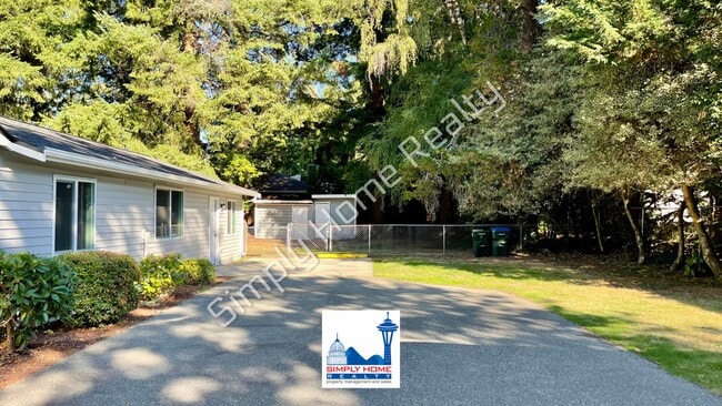 Foto del edificio - Cute and cozy, newly renovated 3 bedroom tucked inside a charming Tri-plex!