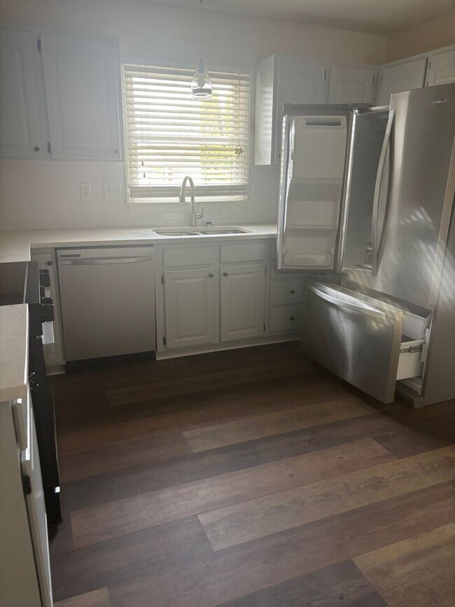 Building Photo - 2 Bedroom Salisbury Townhome