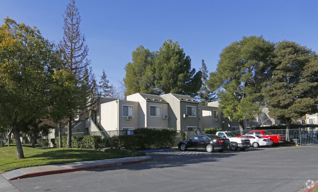 Building Photo - Evergreen Heights