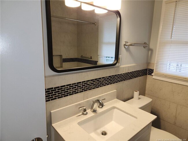 Foto del edificio - 3923 Glenridge Rd