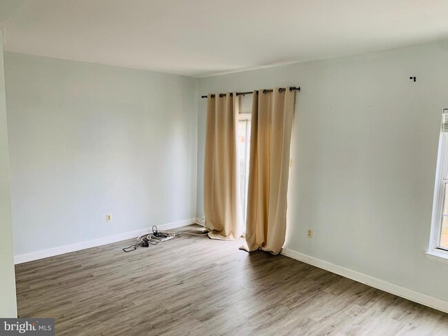Building Photo - 8216 Londonderry Ct