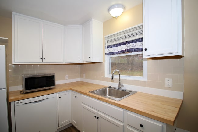 Foto del edificio - 322 Hays Rd