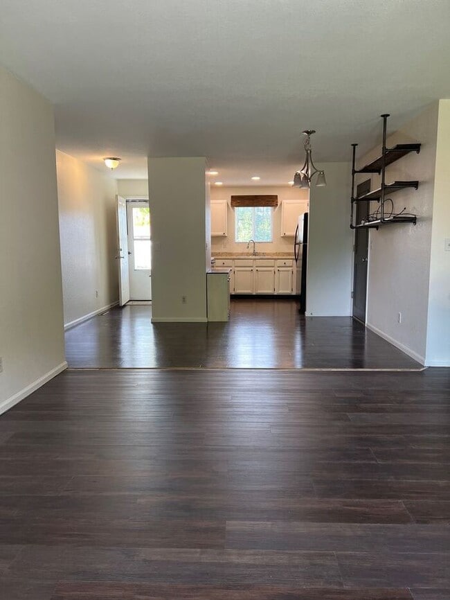 Building Photo - Beautifully Updated 3bd, 2bath Home In Lov...