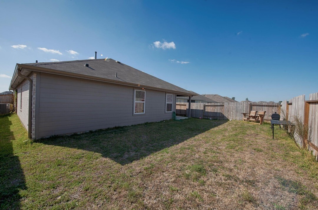Building Photo - 15223 Mayflower St