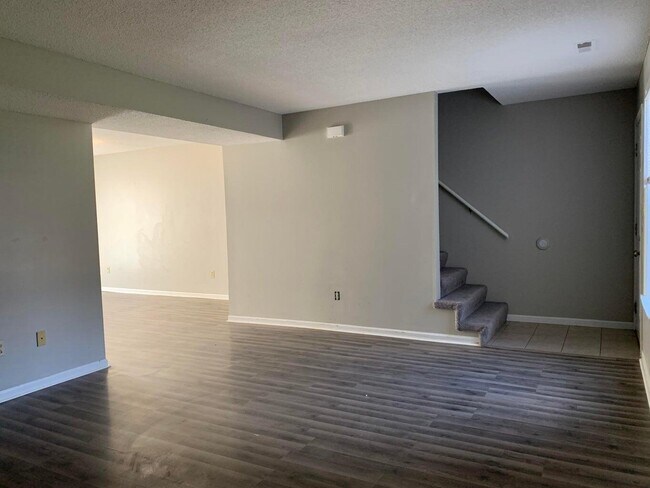 Building Photo - 2119 Live Oak Ln