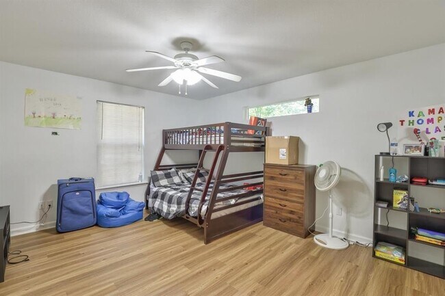 Building Photo - 924 Ashburn Dr