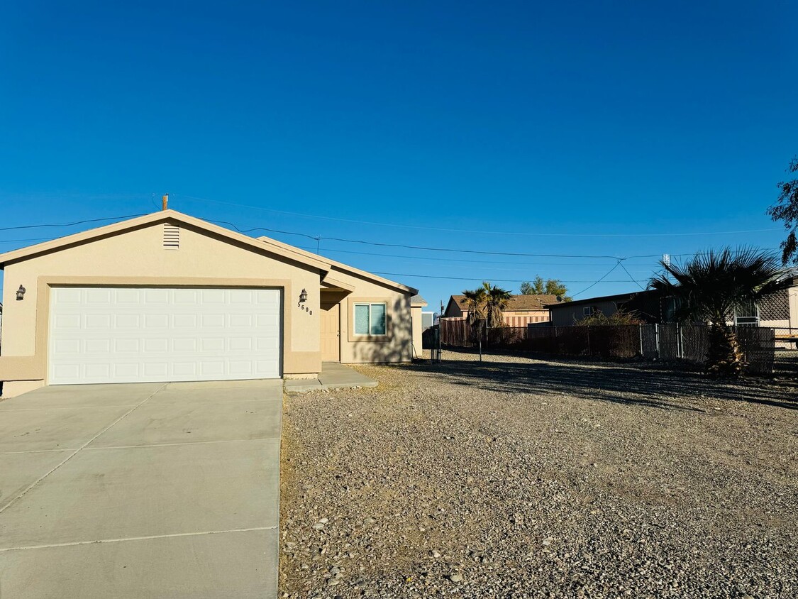 Foto principal - 3BD/2BA Rental with 2 Car Garage in Fort M...