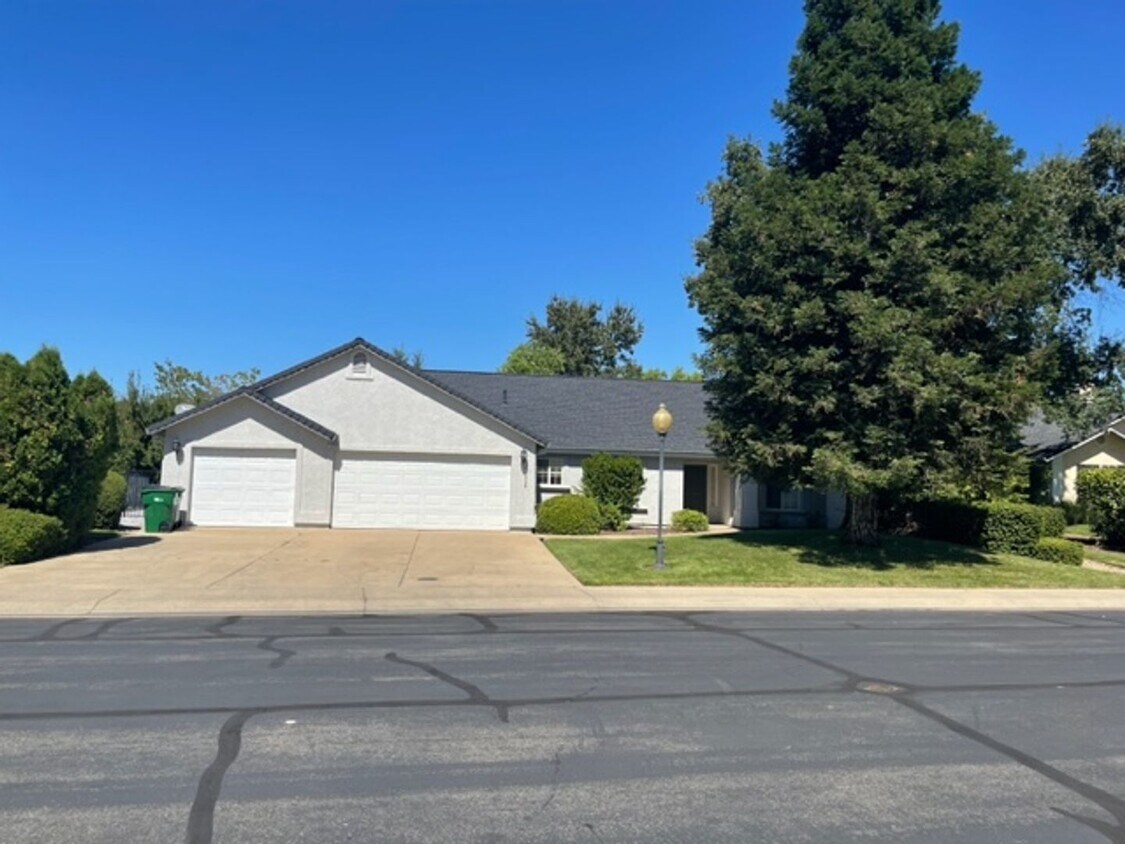 Foto principal - Home on Palo Cedro Golf Course!