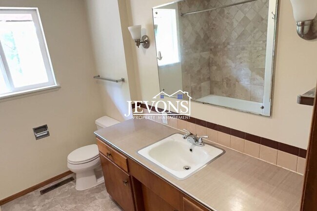 Foto del edificio - Available Now! 4-bedroom, 2-bathroom house in SeaTac